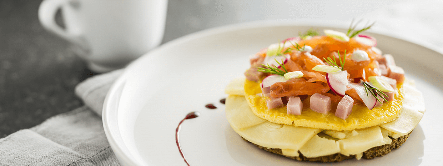 Koningsontbijt met Maredsous® Traditie, eieren, gerookte zalm en ham