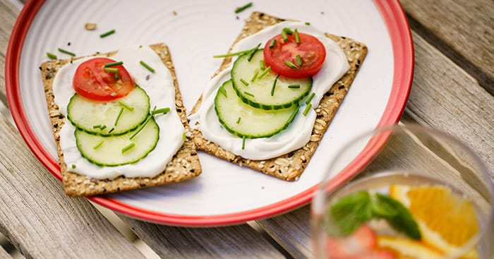 Lichte en snelle Maredsous® met plattekaas toast, komkommer en tomaat 